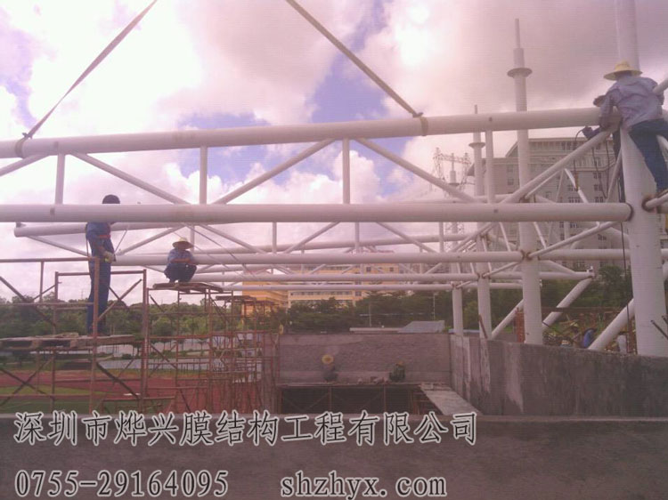慶祝湛江海洋寸金學院舞臺景觀膜結(jié)構(gòu)工程正在施工中